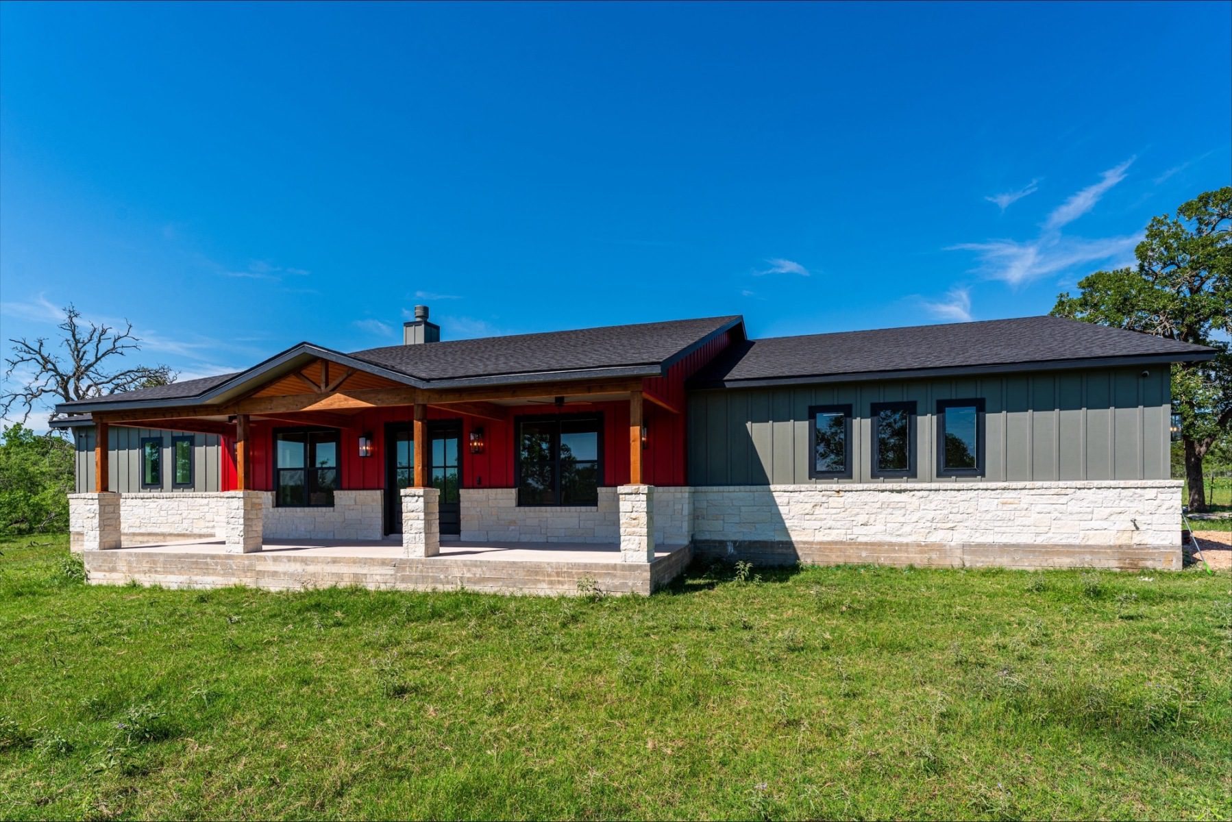 custom-home-exterior-flatonia-tx